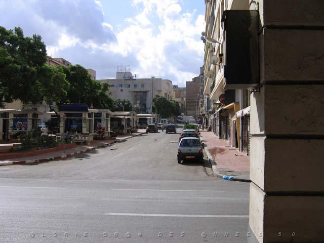 VOYAGE ORAN SEPTEMBRE 2006 303 15 sept.06 - matin - PLACE HOCHE DEPUIS LES ARCADES.JPG
